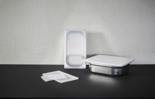 GN-Behälter und GN-Tabletts für Regalwagen und Küchenlogistik