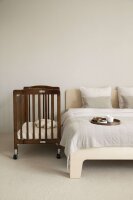 Limea Babybett Mahagoni – Kompaktes Hotel- & Kinderbett
