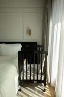 Limea Babybett Mahagoni – Kompaktes Hotel- & Kinderbett