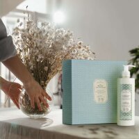 The Rerum Natura Hand und Body Lotion Bio-zertifiziert mit verschlossener Pumpe 380 ml