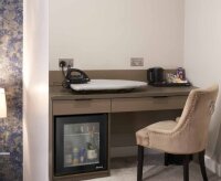 Corby Hotel Kleiderbügel Chelsea mit Steg und Rockeinkerbung aus dunklem Holz