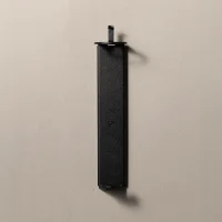Manipulationssichere Wandhalterung, schwarz aus Edelstahl für GFL Pumpspender 370 - 480 ml