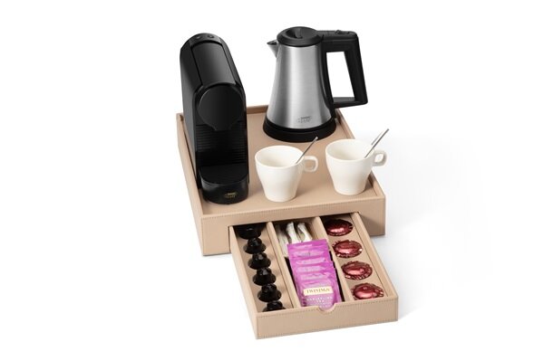 B-TRAY Willkommenstablett Space Beige mit Espresso Maschine und 0,5 l Wasserkocher Star